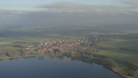 Drohnenantenne-Des-Seeburgsees-Seeburger-See-An-Einem-Schönen-Sonntagmorgen-Im-Harz-Nationalpark-Bei-Göttingen-In-Mitteldeutschland