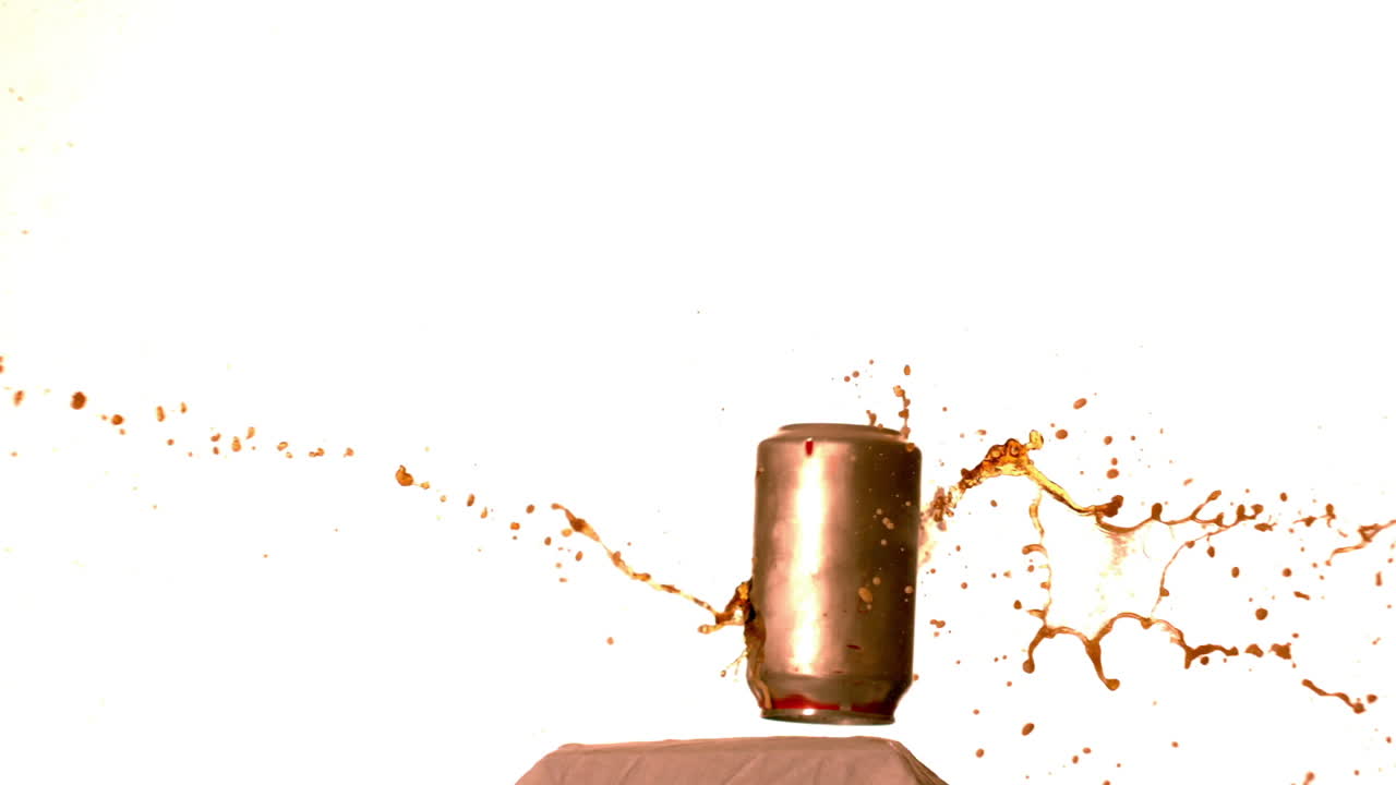 flecha atirando através de lata de refrigerante em fundo branco