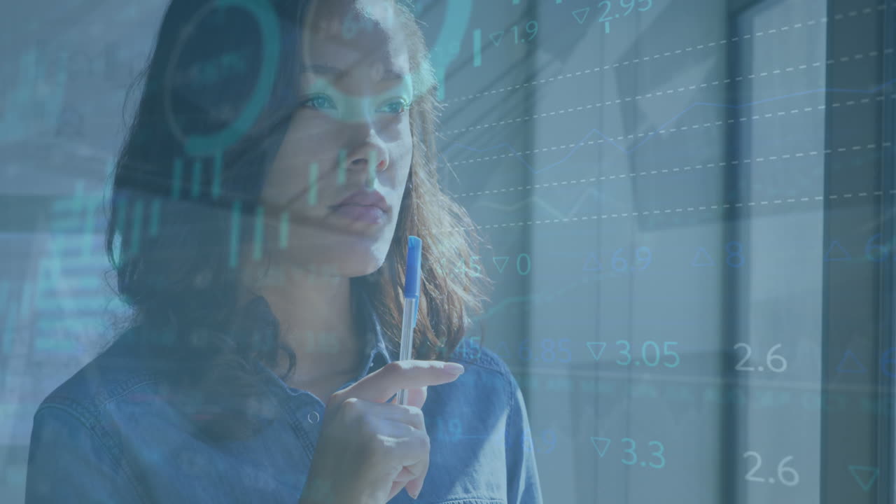 animación del procesamiento de datos sobre mujer de negocios caucásica en la oficina