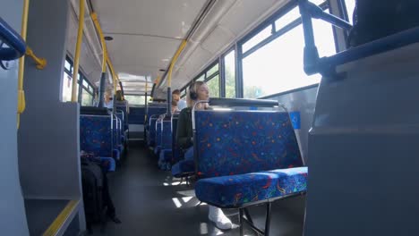 mujer escuchando música en un autobús 4k