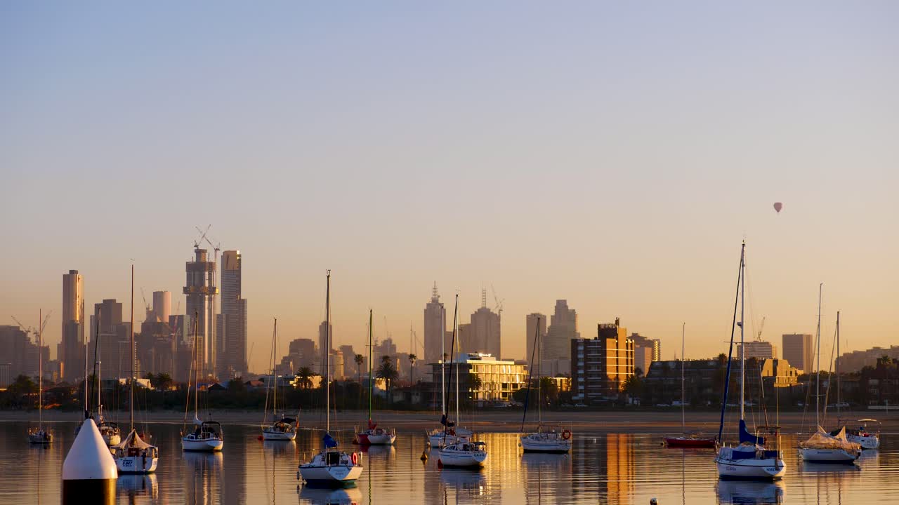globo aerostático sobre la vista del horizonte de melbourne desde el muelle de st kilda, melbourne cbd, australia