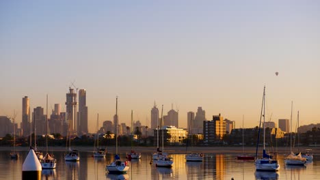 Globo-Aerostático-Sobre-La-Vista-Del-Horizonte-De-Melbourne-Desde-El-Muelle-De-St-Kilda,-Melbourne-Cbd,-Australia