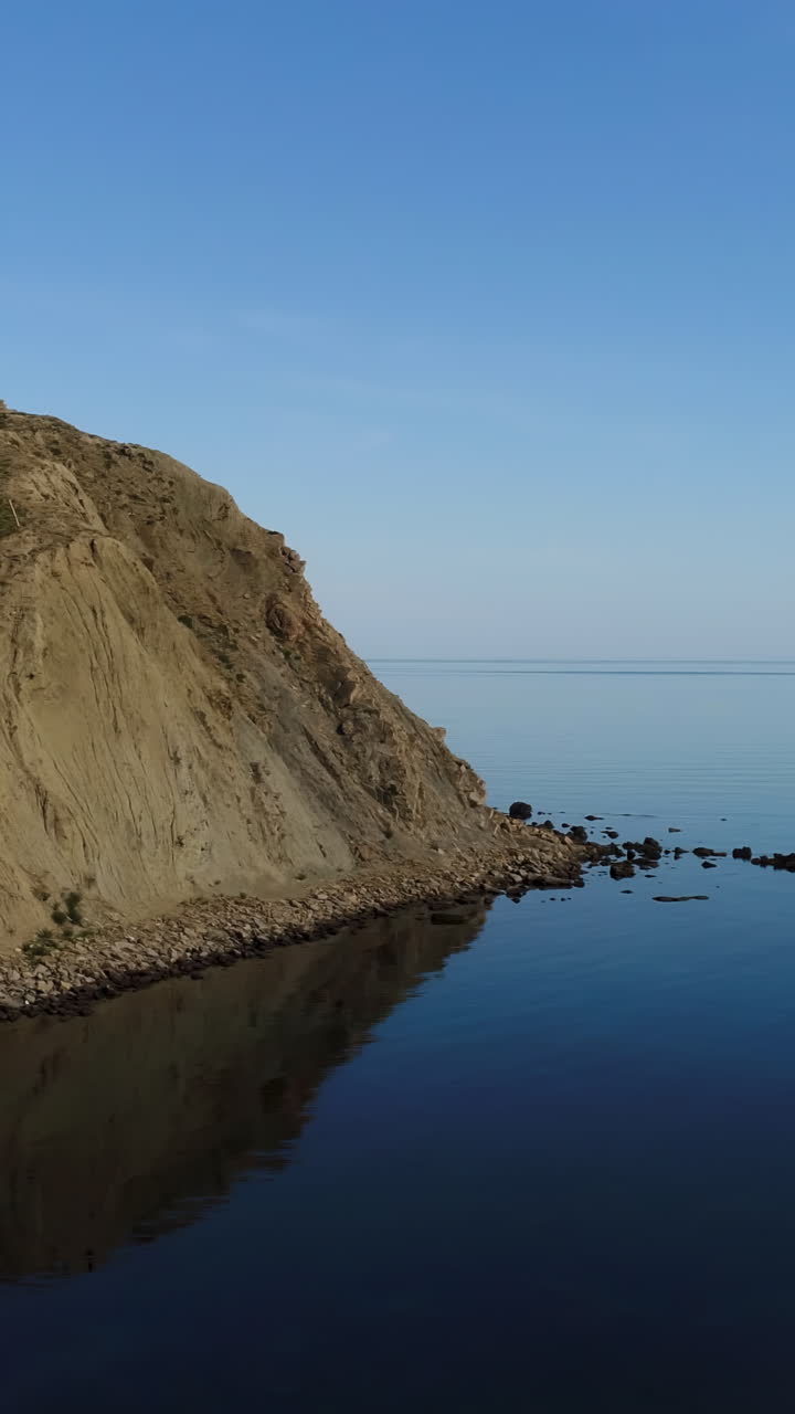 해안 절벽과 물 반사