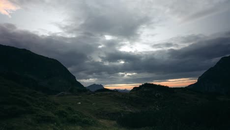 Timelapse---Nubes-Oscuras-Rodando-En-Un-Paisaje-Montañoso-En-Austria