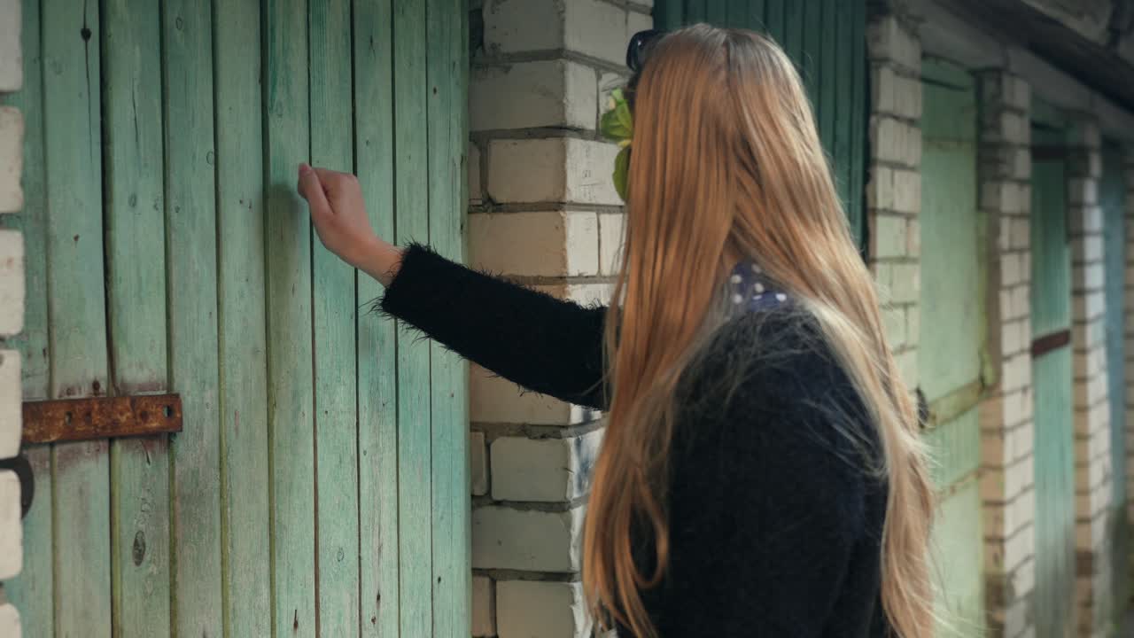 문을 두드리는 부부 싸움 여자 친구 후 구성