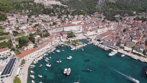 Hvar-Stadt-Wunderschönes-Türkisfarbenes-Meerwasser-Und-Stadtbild-Von-Oben-Gesehen,-Luftaufnahme