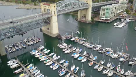 4K-Luftaufnahme-Eines-Bootsclubs-Mit-Segelbooten-Und-Dem-Weg-Zur-Brücke-Mit-Verkehr-In-Vancouver,-Kanada