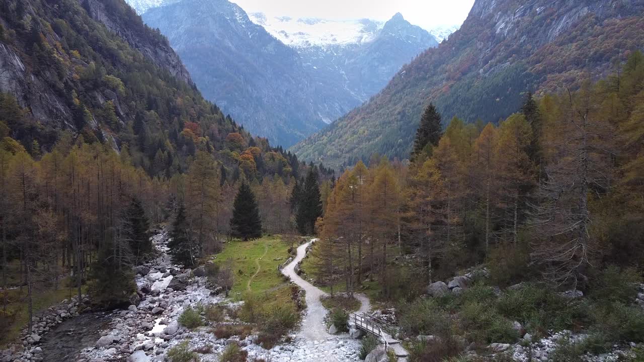 dron en el bosque y las piedras en val di mello, al otro lado del valle, italia