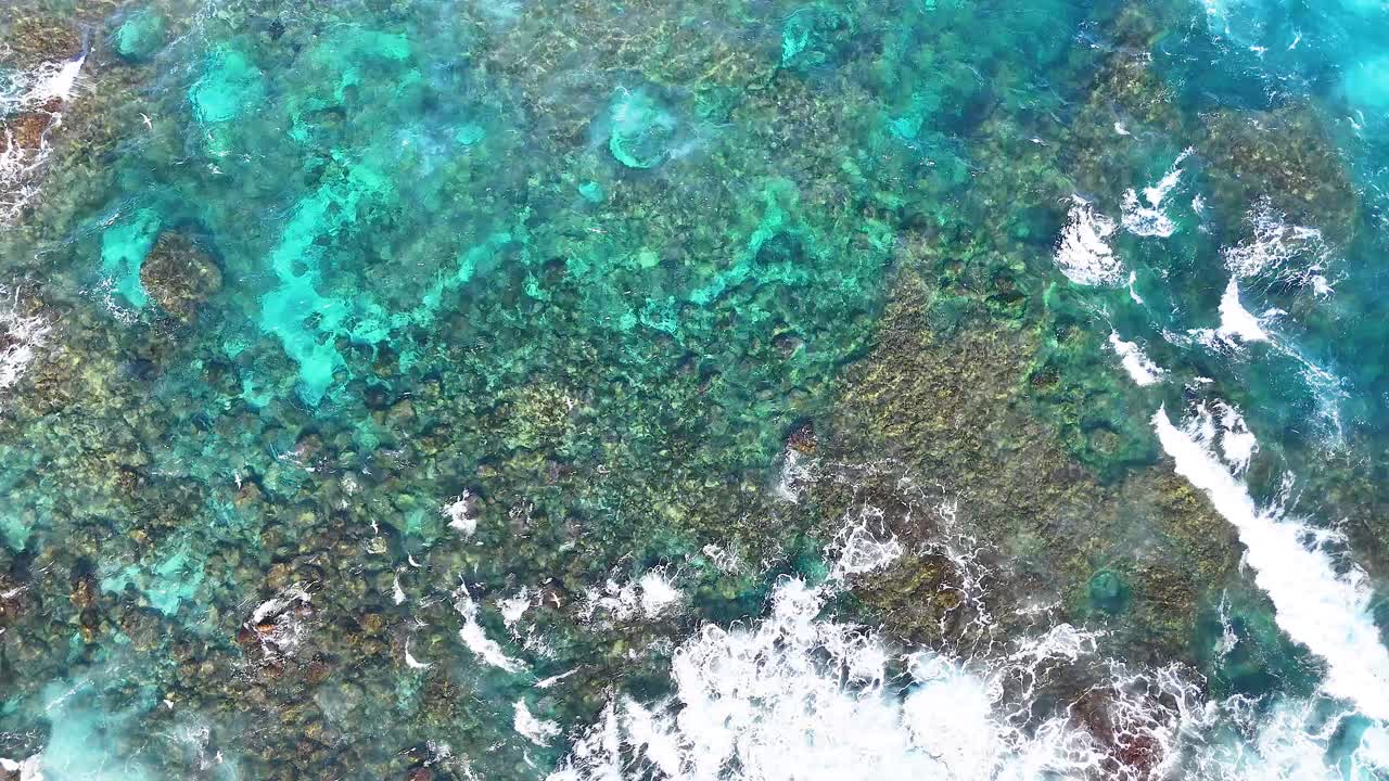 las olas chocando contra la costa rocosa de fingerhead