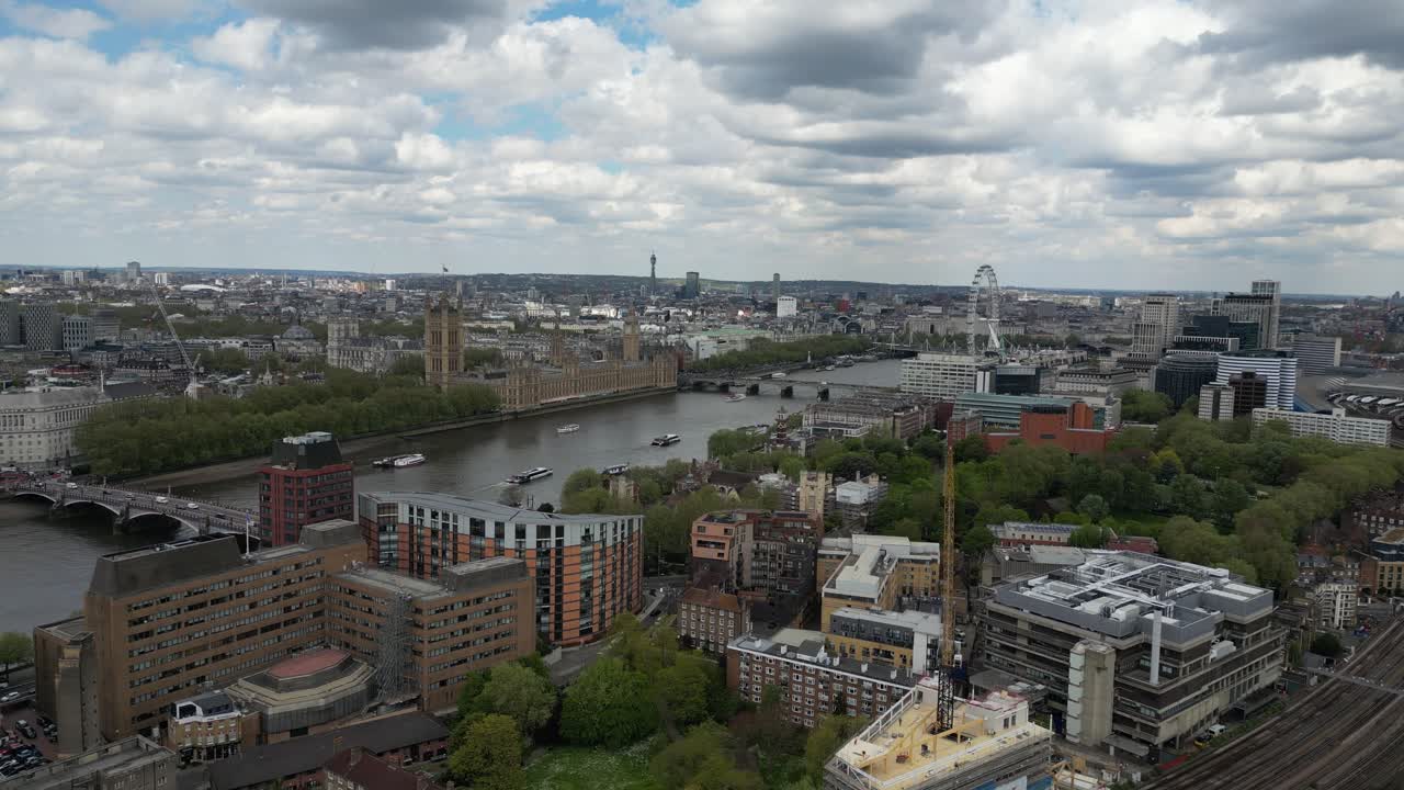 Ripresa cinematografica 4K con drone sopra Londra, vicino al Parlamento britannico e al Tamigi in una giornata nuvolosa. Perfetta per progetti di viaggi, storia, architettura o città.