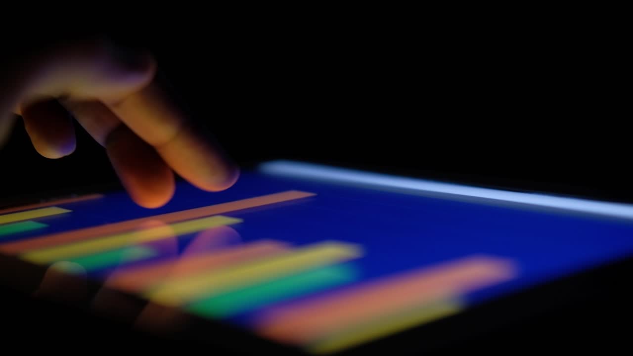 gráfico de barras de toque de mano en la pantalla de la tableta