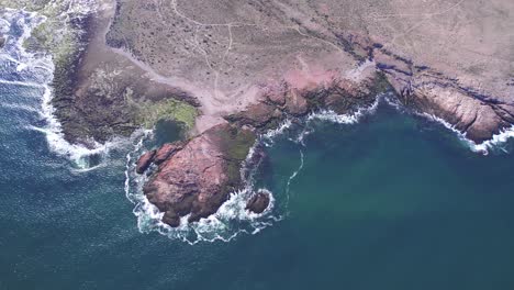 vista panorámica de la costa del área protegida del parque marino de bahía bustamante, provincia de chubut, argentina