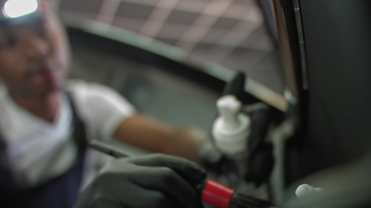 detalles interiores de automóviles por un mecánico