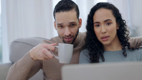 pareja, planificación y computadora portátil en casa con internet