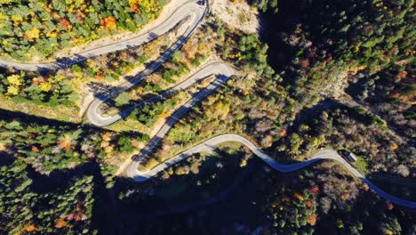 Erstaunliche-Drohnenansicht-Der-Fahrbahn-In-Bergen,-Die-Mit-üppigem-Herbstlaub-Bedeckt-Ist