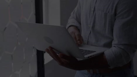 animación de hombres usando una computadora portátil