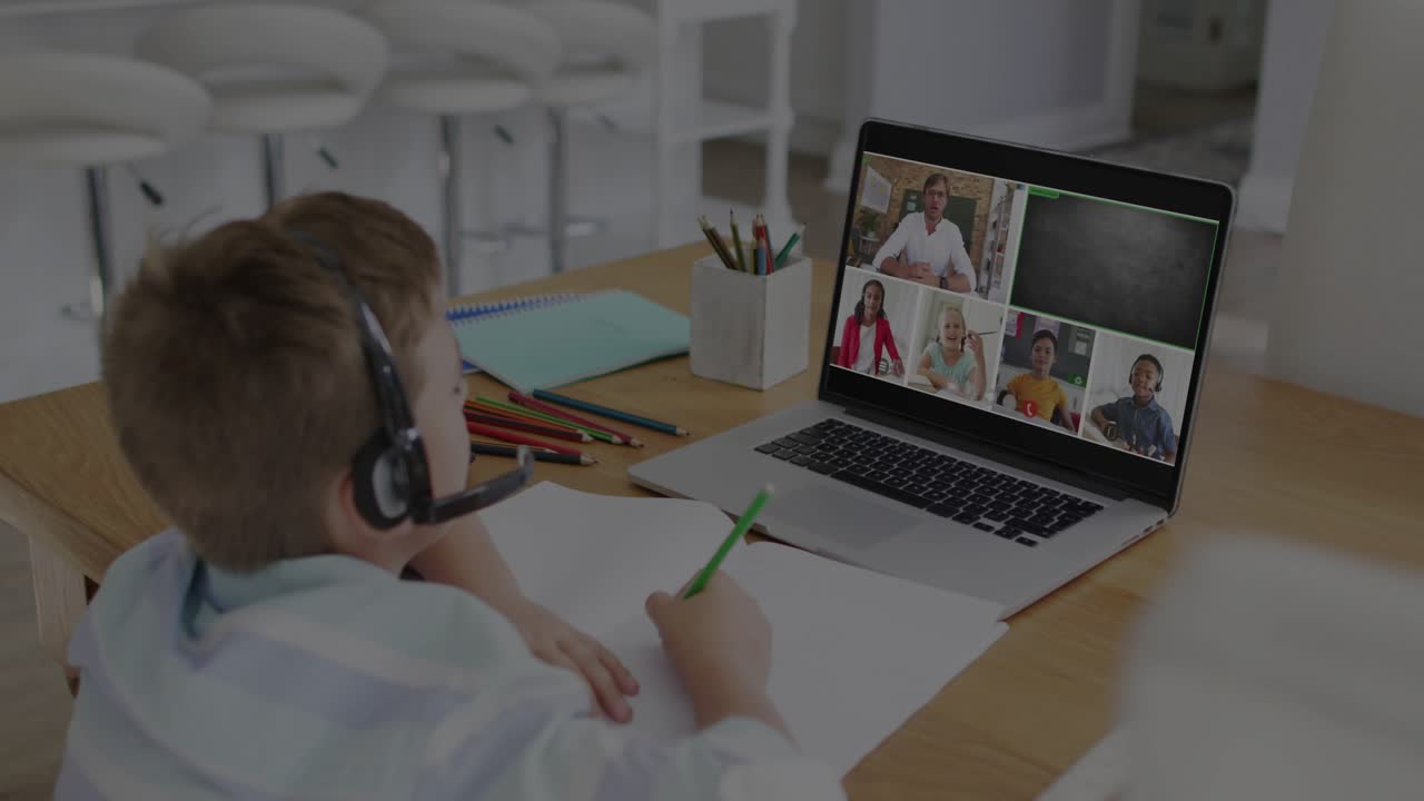 Junge setzt Headset auf, tritt einem virtuellen Unterricht bei, während ein blauer Vorhängeschlossring die Verbindung sichert und er sich Notizen macht.