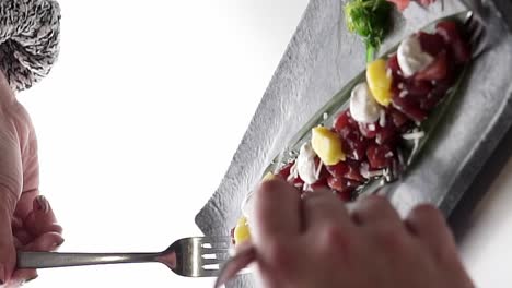 comida española, gente usando tenedores compartiendo un sabroso plato de atún rojo, vídeo vertical
