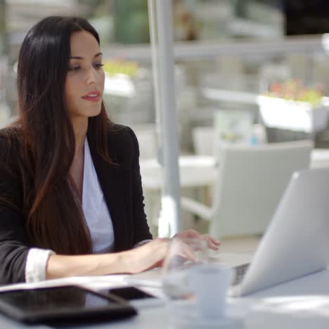 Empresaria-Trabajando-En-Una-Mesa-Al-Aire-Libre