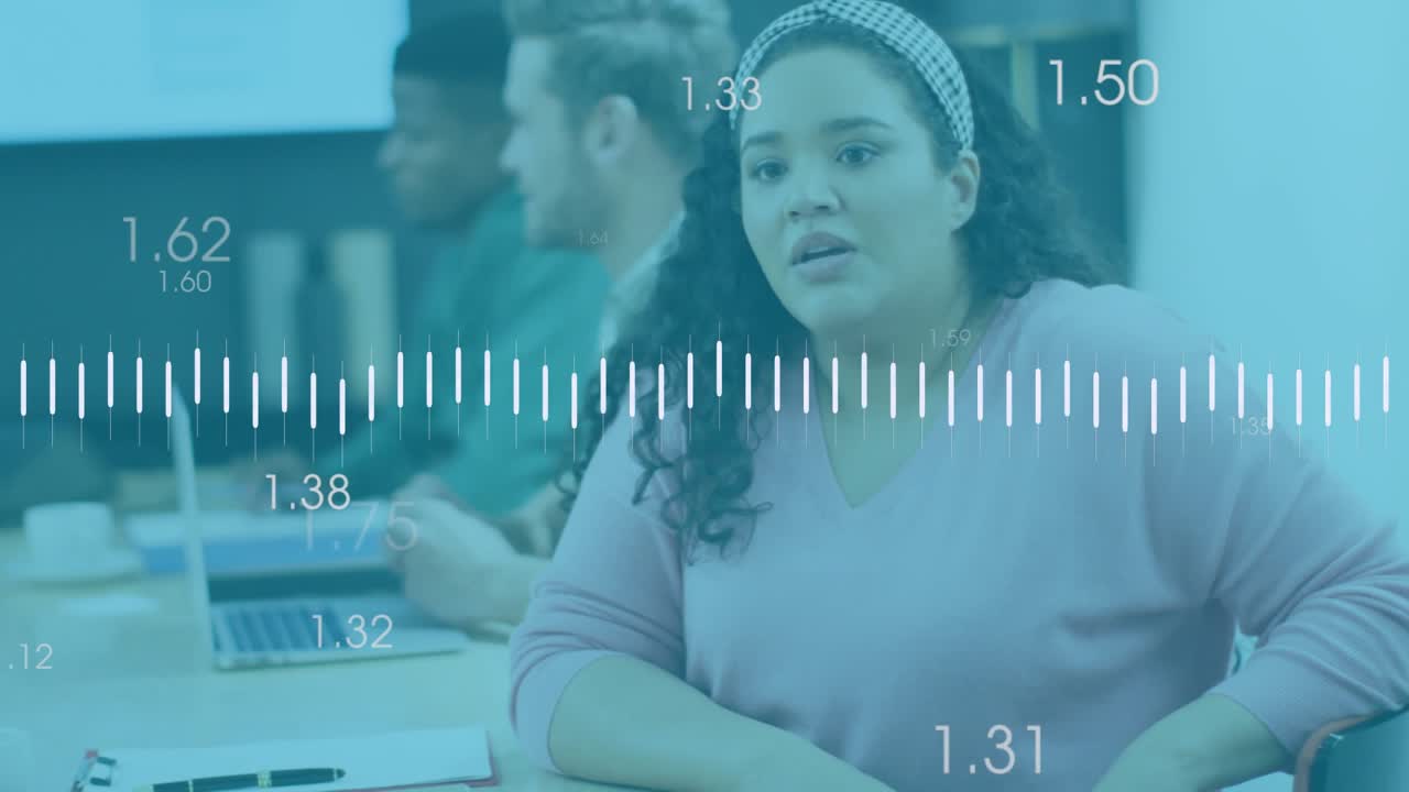 Mujer gesticulando en una reunión de negocios, activando ondas de sonido al hablar mientras sus compañeros toman notas.