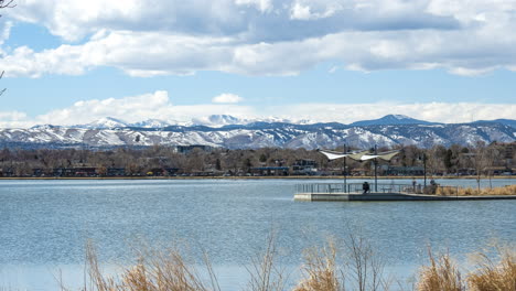 Lapso-De-Tiempo-De-Un-Muelle-Público-En-Medio-Del-Lago-Sloan-En-Denver,-Colorado-Con-Gente-Borrosa-Pasando-En-Primer-Plano