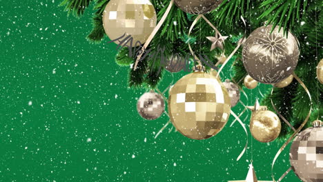 animación de nieve cayendo sobre la rama del árbol de navidad con decoraciones de bauble en fondo verde