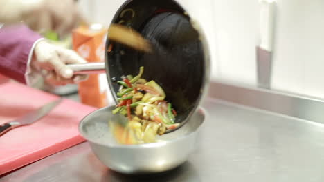 chef cocinando ensalada de verduras
