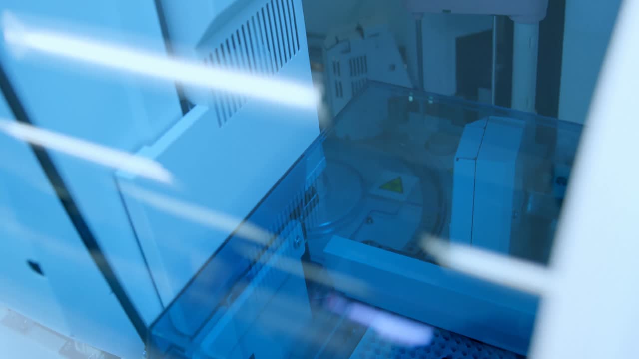 기계 내의 랙에 있는 시험관 4k