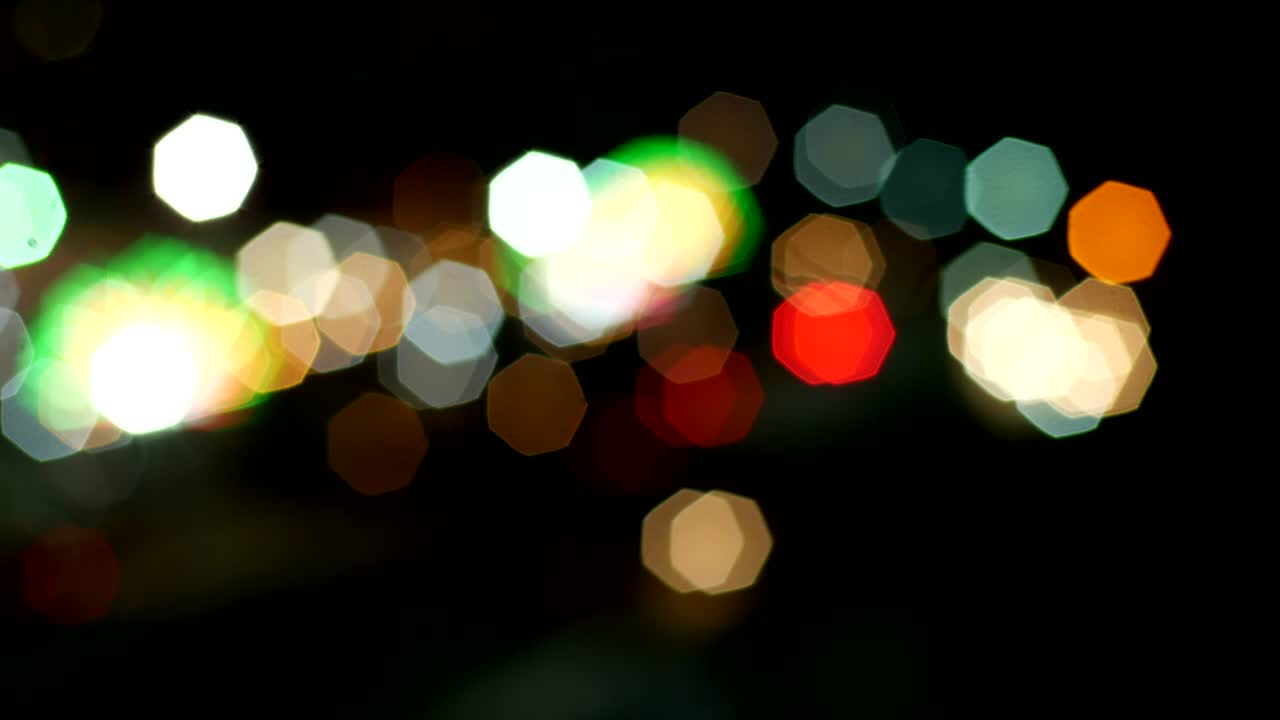 tráfico nocturno con modo de luz desenfocado