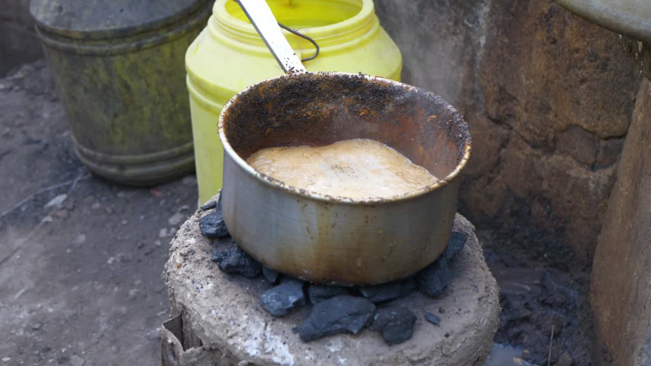 Traditionellt te som tillagas på en lerugn eldad med kol, vilket fångar rustika smaker, värme och den tidlösa charmen hos autentisk lantlig matlagning.