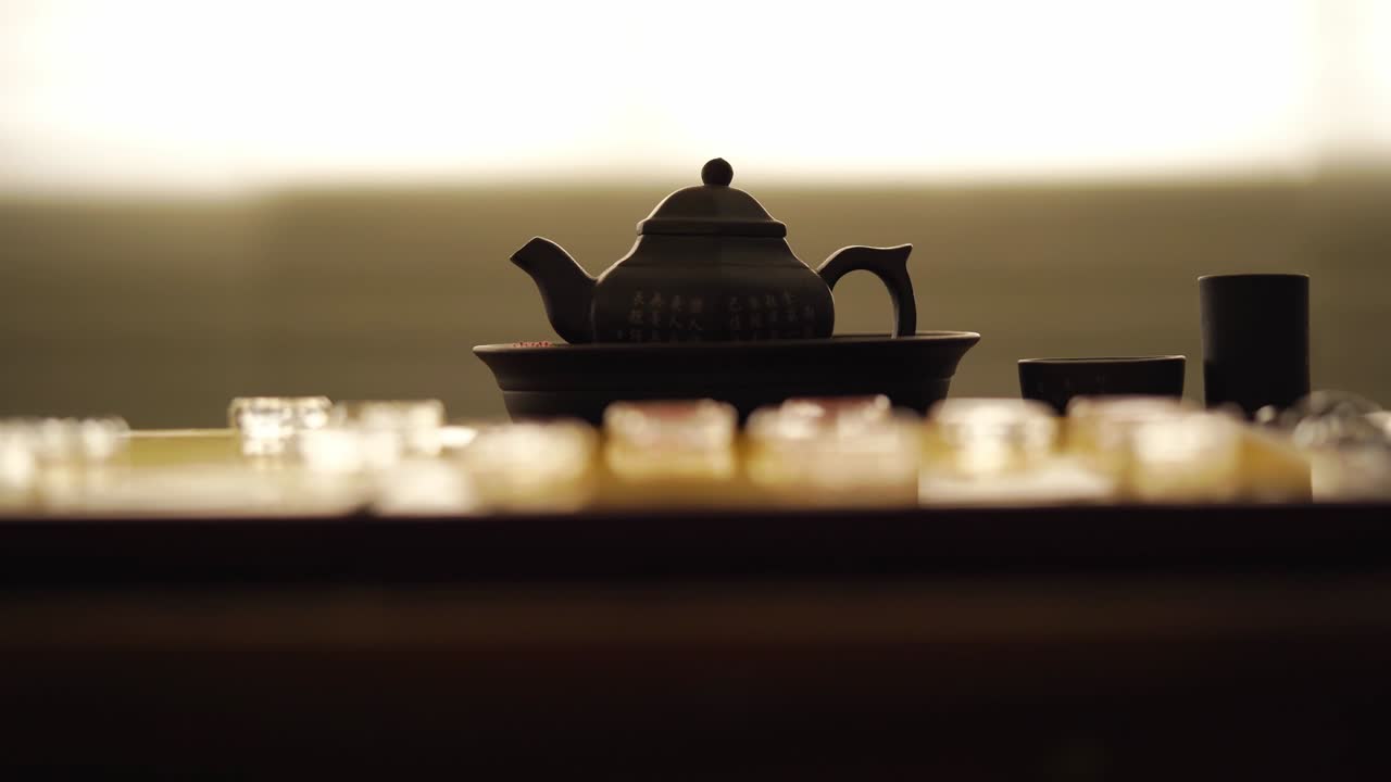 황금 체스판에 유리 중국 체스를 차 세트에 뜨거운 물을 부어