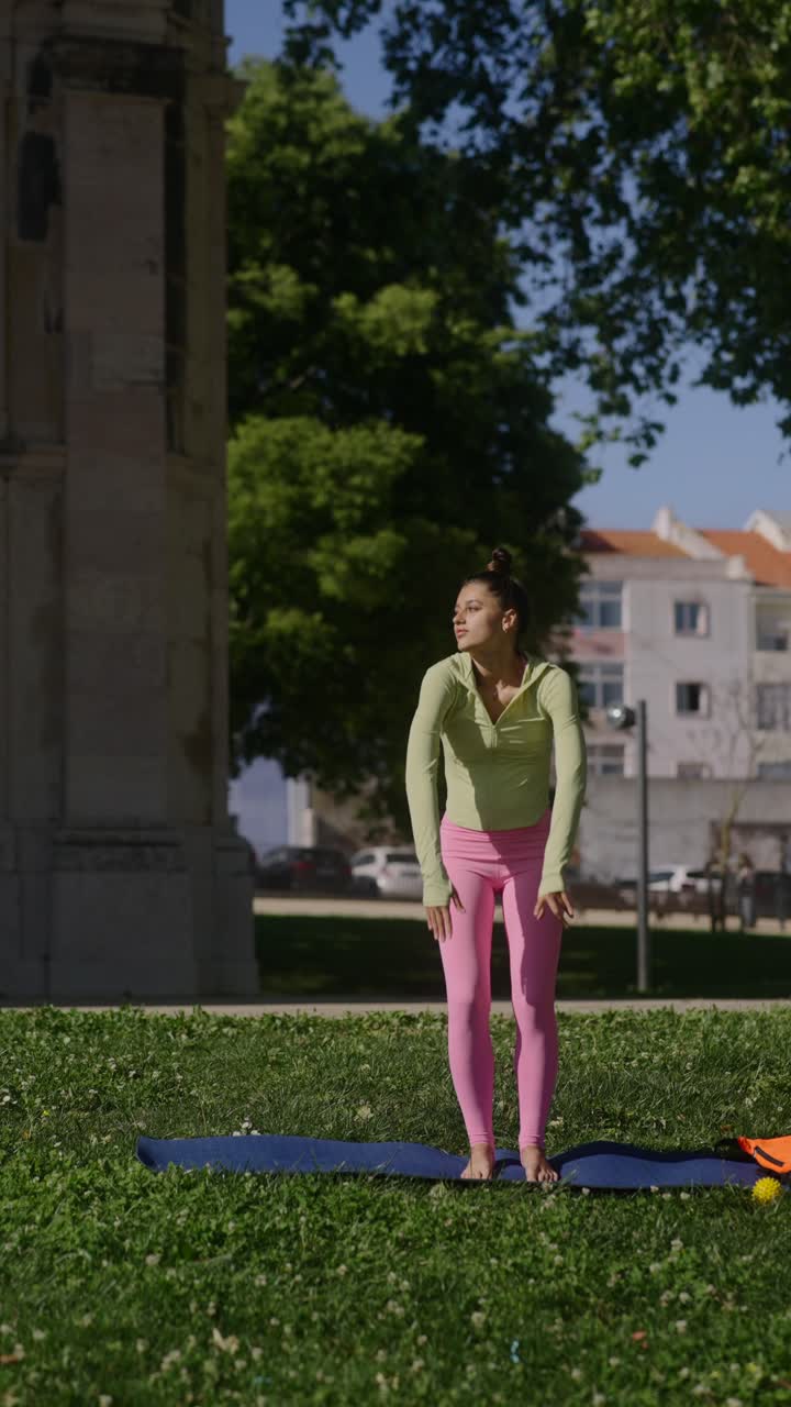 mujer practicando yoga en un parque