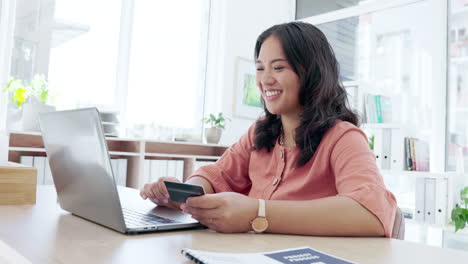 Mujer-Asiática,-Computadora-Portátil-Y-Tarjeta-De-Crédito-Con-Sonrisa