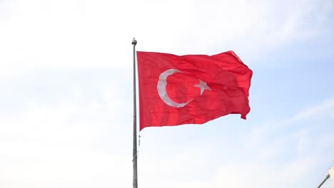 Ondear-La-Bandera-Turca-En-La-Popa-De-Un-Barco-De-Estambul-Está-Flotando-1