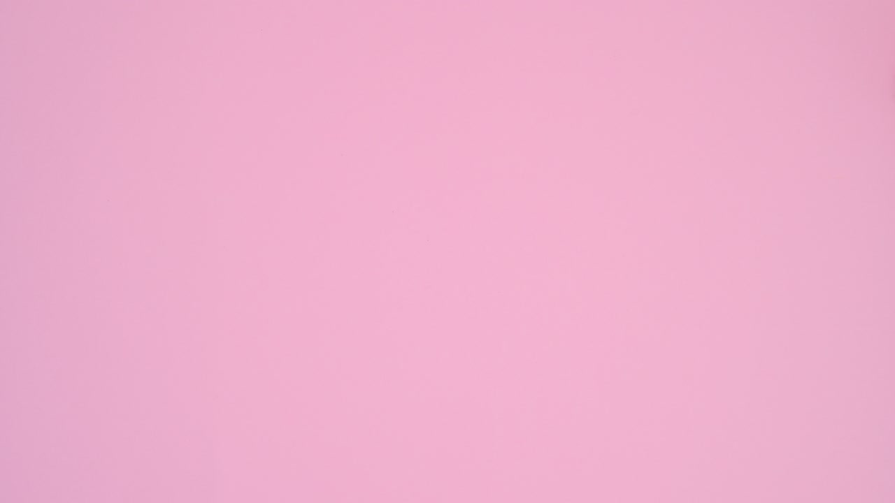 los accesorios femeninos románticos con papel para escribir aparecen en el tema rosa pastel. animación en stop motion