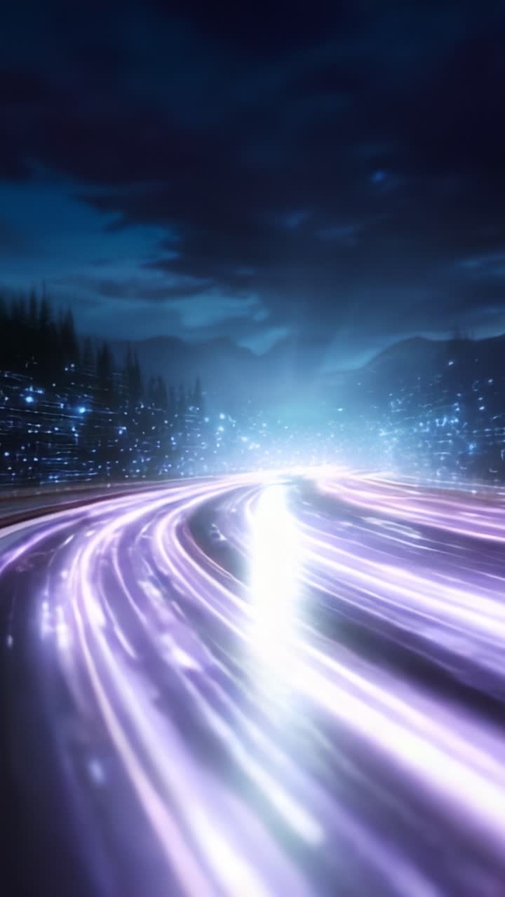 Autostrada illuminata che si snoda attraverso un paesaggio scenografico di notte, mettendo in mostra scie di luce vivaci e una mistica atmosfera luminosa con un cielo blu intenso sopra