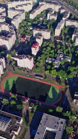 vista aérea de la ciudad con un pequeño estadio de fútbol