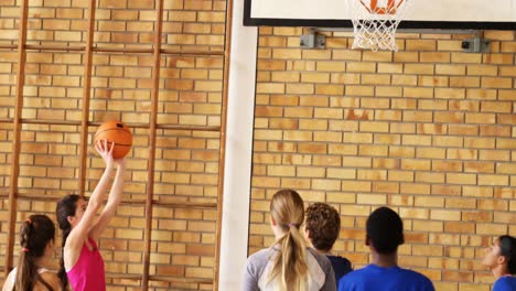 Gruppe-Von-High-School-Kindern,-Die-Basketball-Spielen