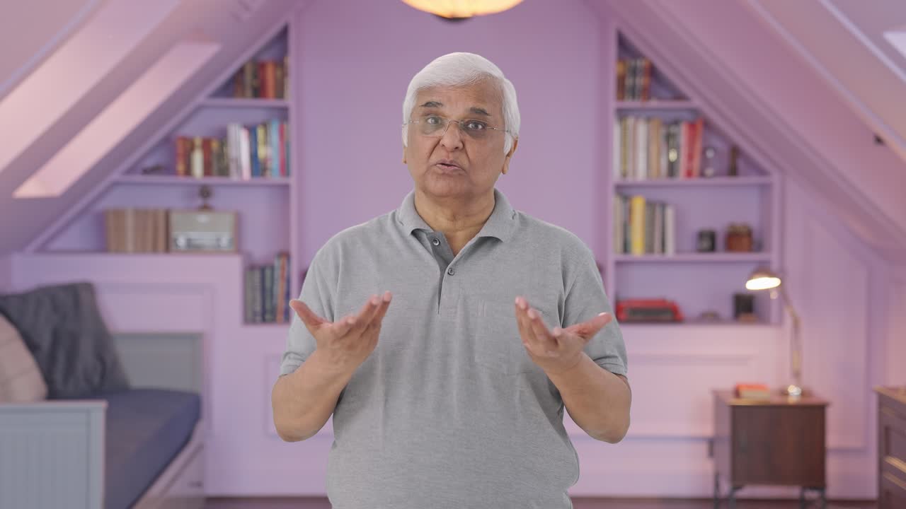 누군가와 얘기하는 은 인도인