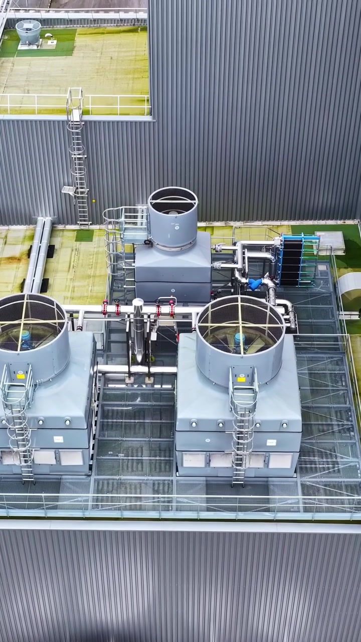 Riprese aeree che mostrano il tetto di una fabbrica moderna con i suoi sistemi di raffreddamento e ventilazione.