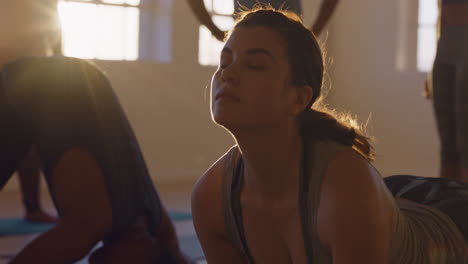 clase de yoga hermosa mujer estirando el cuerpo listo para hacer ejercicio físico temprano en la mañana en el estudio al amanecer