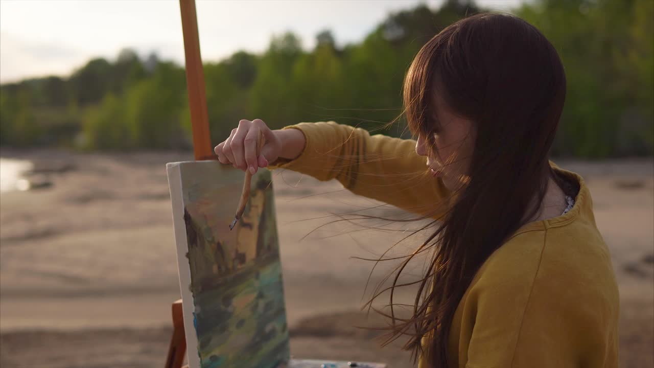 야외에서 풍경을 그리는 여자