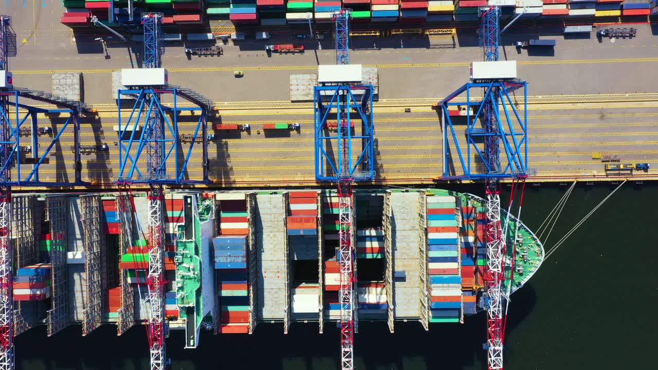 buque portacontenedores cargando en el puerto con grúa, buque portacontenedores que transporta contenedores de importación y exportación, logística y transporte comercial, vista superior aérea