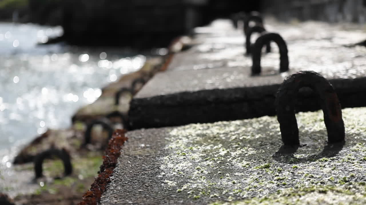 바닷물은 거대한 돌 블록으로 막혀 있습니다.