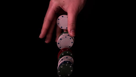 Hand-Lässt-Weiße-Und-Schwarze-Pokerchips-Fallen