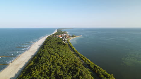 Impresionante-Vista-Aérea-De-La-Península-De-Hel-Con-Playa-De-Arena-Y-Bosque-Denso