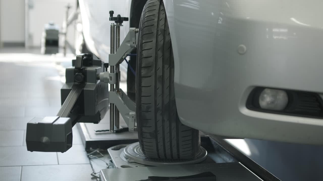 alineación de las ruedas de los automóviles en un taller de reparación