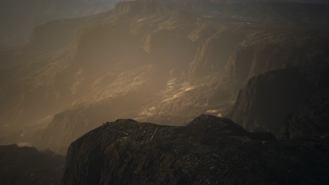 Fantastische-Herbstlandschaft,-Umgeben-Von-Nebel