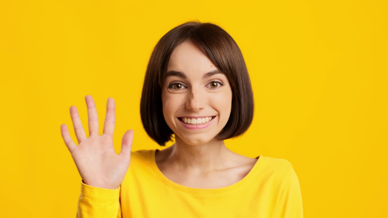 una mujer saludando.