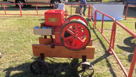 motor vintage rojo en exhibición en el parque soleado